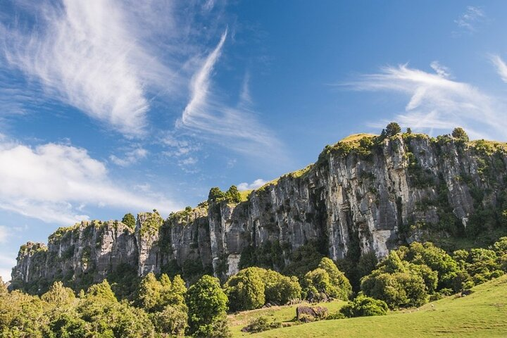Explore the stunning Denize Bluffs where dramatic cliffs and lush greenery create a perfect backdrop for unforgettable moments and a glimpse into the world of Middle-earth.